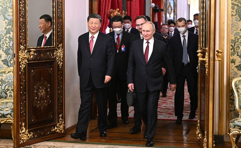 中國領導人習近平親赴莫斯科與戰爭罪犯普丁會面，殷勤地輸誠。   
