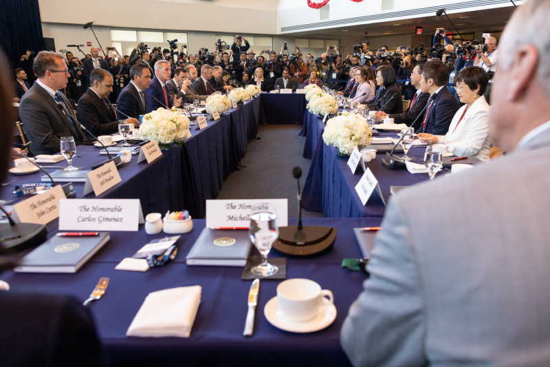 美國眾議長麥卡錫（左四）在推特曝光與蔡總統（右四）會談時，外媒大陣仗採訪的照片，數百名記者將現場圍得水洩不通。   圖：翻攝自麥卡錫推特