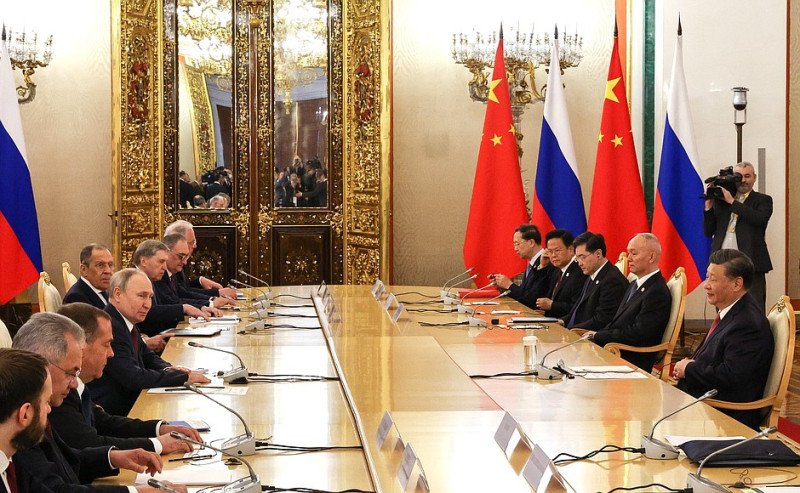 習近平在三月中應普丁邀請出訪俄羅斯，雙方簽署聯合聲明，兩國關係增溫。   圖：翻攝克里姆林宮網站