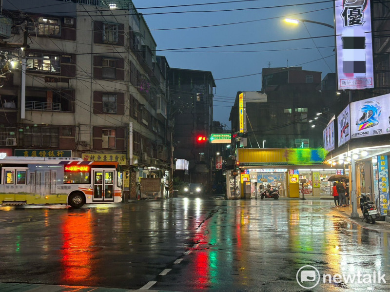 。中央氣象署並表示，週二起鋒面影響，並在台灣附近徘迴至週日，需注意短延時強降雨，同時北台灣天氣也會轉涼。   圖：林岑韋／攝(資料照)