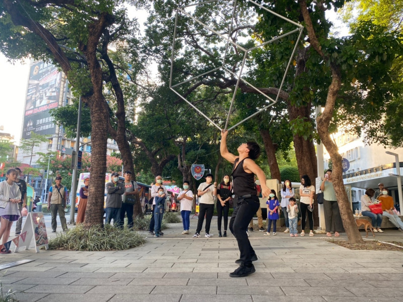 街頭藝人李庭富（小冰）的旋轉立方表演。   圖：新北市文化局提供