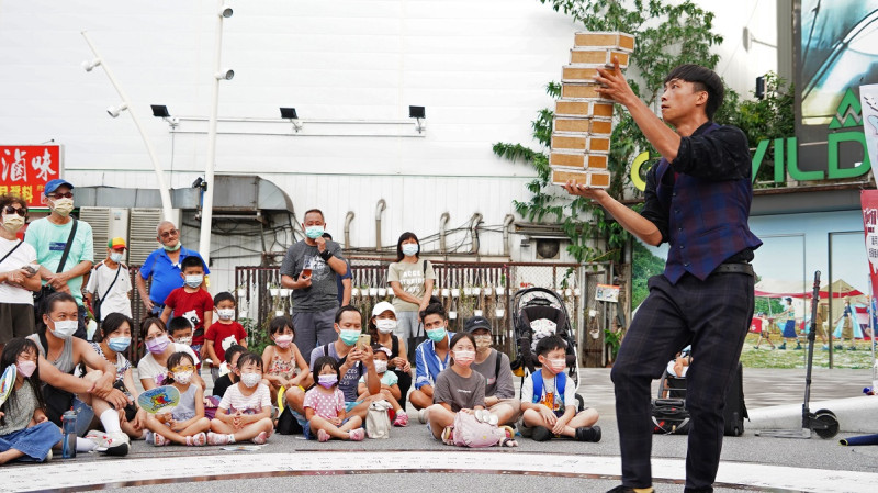 街頭藝人戴郁仁的砌磚雜技表演。   圖：新北市文化局提供