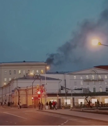 莫斯科一棟俄國防部辦公大樓內當地時間5日傍晚出現起火冒煙的情況。   圖 : 翻攝自環球網