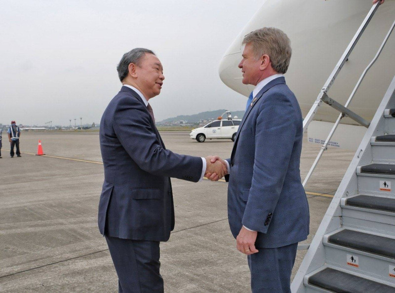 外交部常務次長俞大㵢(左)代表外交部歡迎麥考爾主席(右)抵台訪問。   圖：外交部／提供