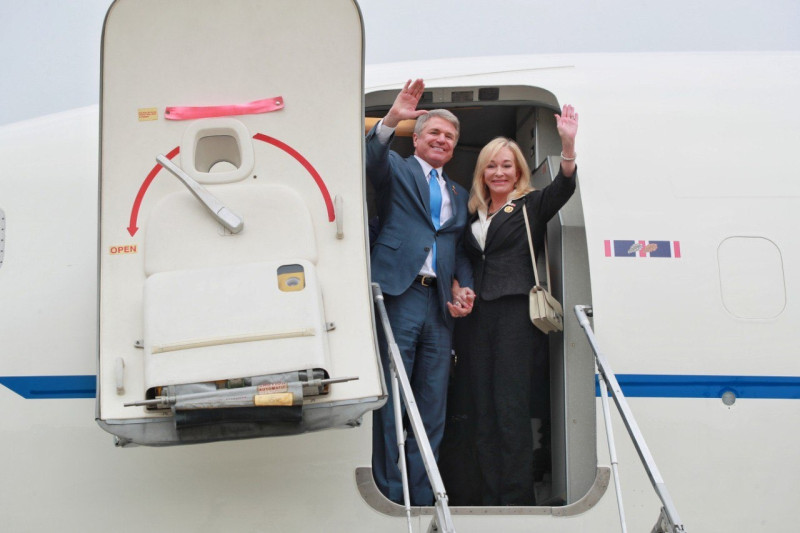 美國聯邦眾議院外交委員會主席麥考爾伉儷搭乘行政專機抵台。   圖：外交部／提供