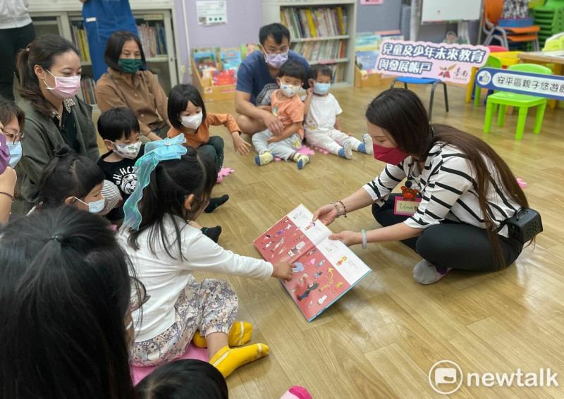 台南市社會局運用公彩盈餘基金及公彩回饋金，辦理弱勢家戶教育及培力課程等脫貧方案。其中「親子夢想故事營─兒童故事屋」培訓17名脫貧故事種子講師，在台南市立圖書館及安平親子悠遊館等地齊力接棒，陸續進行14場繪本說故事活動，以具有財務知識、情緒及品格教育、性別平等故事繪本為主題，陪伴親子共讀時光。   圖：台南市政府提供