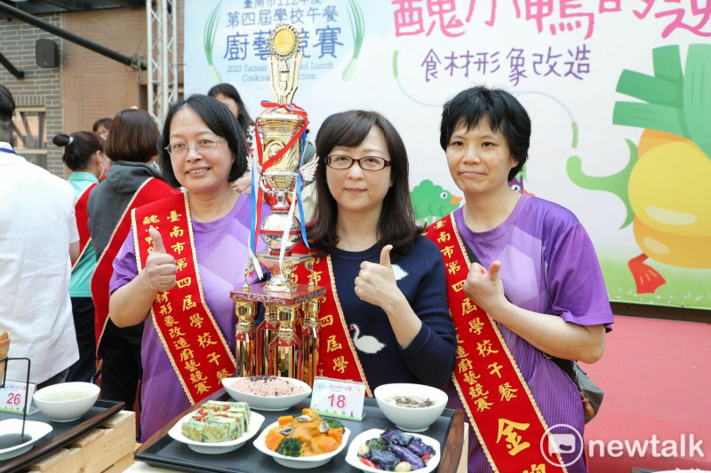 為了讓學生吃到美味營養的午餐，台南市籌辦學校午餐廚藝競賽，讓廚工彼此交流並精進廚藝，從112年起再增列寒暑假工作津貼，激勵廚工士氣。   圖：台南市政府提供