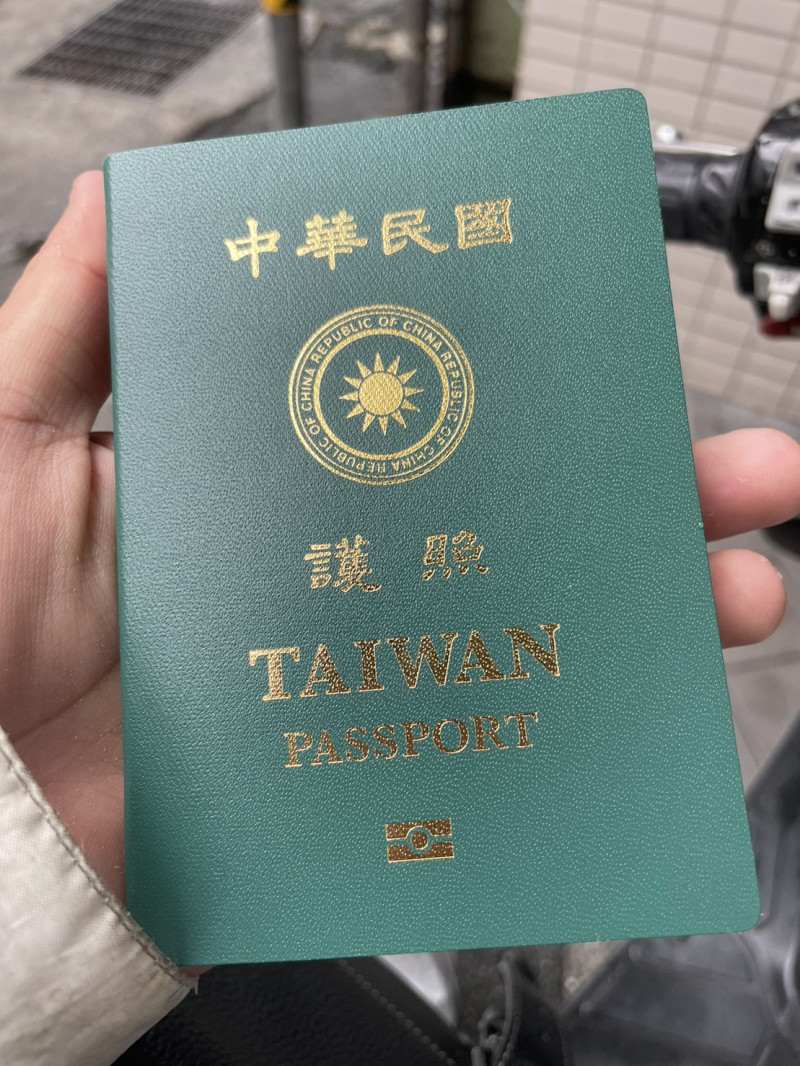 台灣護照傳出因多國免簽以及簽證優惠多等因素，在黑市喊價1、200萬元。   圖：林岑韋／攝（資料照片）