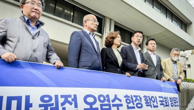 韓國最大在野黨共同民主黨國會議員前往位於東京的東京電力公司（東電）總部，要求東電提供福島第一核電站核污水排入海洋的詳細資料。   圖 : 翻攝自臉書
