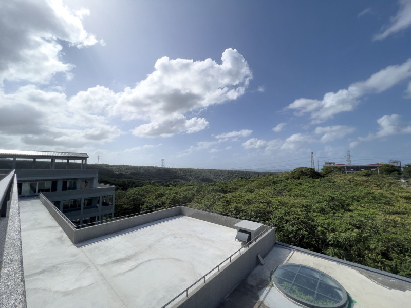 阿原北海明珠創生園區頂樓，可見周邊由大片樹林圍繞，環境清幽。   圖：新北市經發局提供