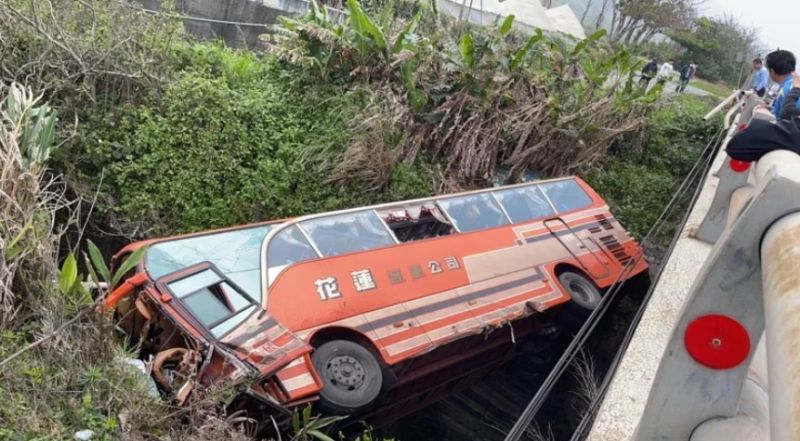 ▲台11線花蓮縣豐濱鄉豐濱村，發生花蓮客運公車、小客車對撞事故，導致公車撞破護欄墜落邊坡，其中一名乘客拋飛出車外。（圖／翻攝畫面）   