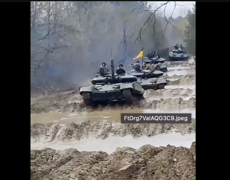 烏克蘭坦克在滿是濕泥的粘土上行軍緩慢，易成俄無人機「新戰術」的打擊目標。軍方高層主張，應等土乾了再大反攻。   圖：翻攝自推特用戶「NOEL」