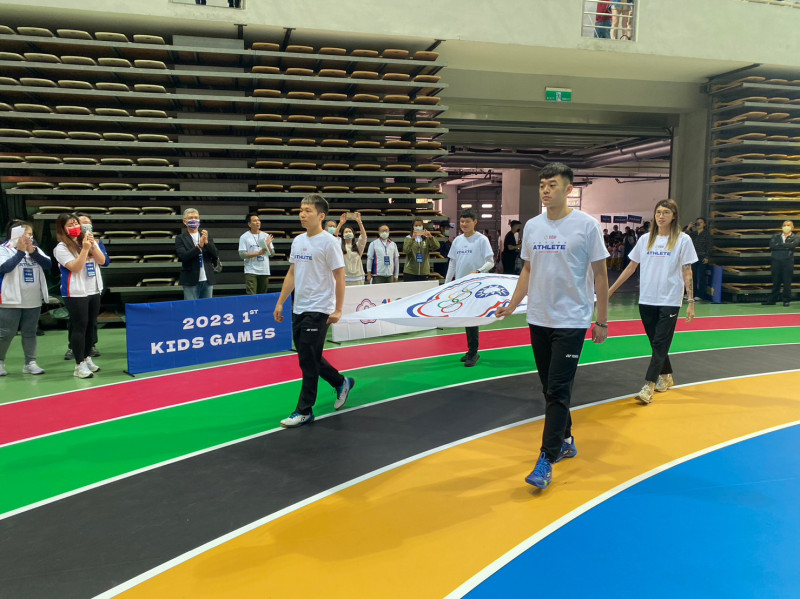 東京奧運奪牌選手湯智鈞、李洋、王齊麟及黃筱雯持中華奧會會旗入場。   圖：新北市體育處/提供