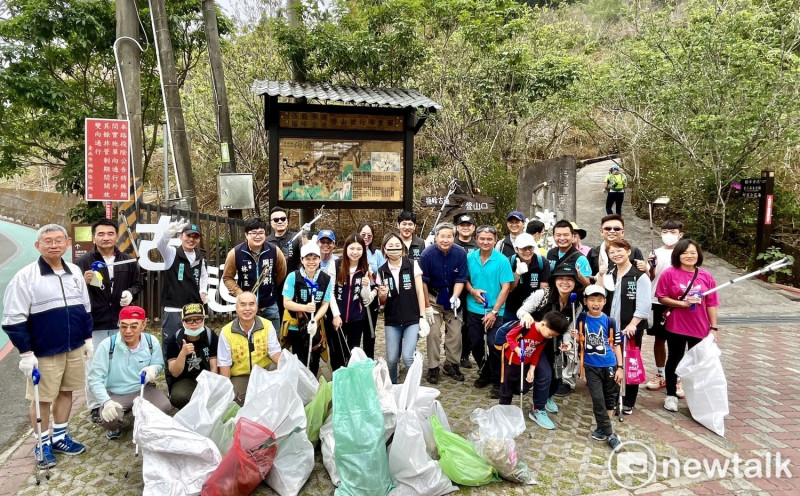 民眾黨台南市黨部攜手鹿田里發展協會、無黨籍市議員周奕齊服務團隊發起「梅嶺淨山趣」活動，民眾黨台南市黨部新科主委蔡宛秦、周奕齊夫人龍思呈、市議員陳昆和服務團隊秘書阮連福、鹿田里發展協會理事長江明得、前台聯立委許忠信等人都到場響應，共計超過百人參與此次淨山活動。   圖：黃博郎／攝