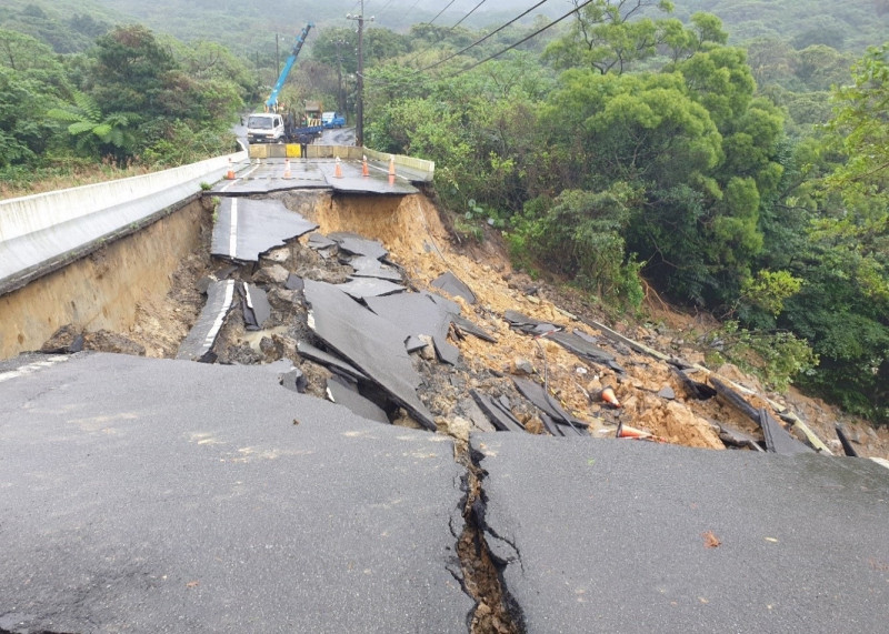 新北市石門區北19線5.6公里去年底因受到持續性強降雨沖刷下邊坡及表面逕流匯集，造成長達35公尺、深度8公尺的嚴重崩塌。   圖：新北市工務局提供