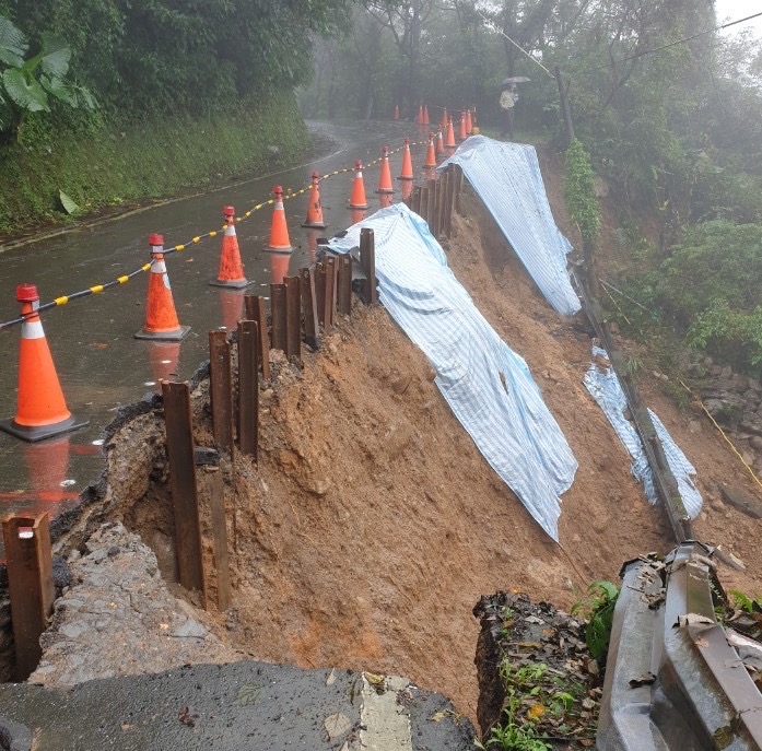 新北市石門區北21線8.5公里去年底因受東北季風共伴效應影響，導致道路掏空長度約30公尺、深度8公尺，嚴重影響用路人通行安全。   圖：新北市工務局提供