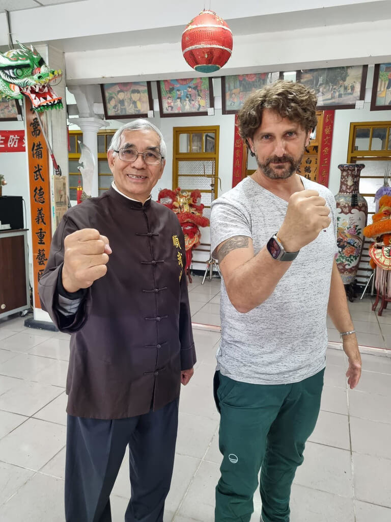 義大利旅遊節目「伊甸園，一個需要拯救的星球」主持人安東尼諾（右）到雲林拜訪武術家蘇金淼（左）。   圖：觀光局駐法蘭克福辦事處提供