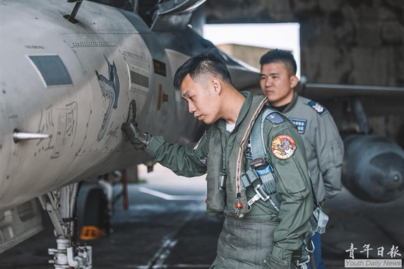 空軍認為小熊維尼臂章內容純屬莞爾一笑，有助激勵執勤士氣，也就准許飛官配掛，並加以發布。   圖：軍聞社提供