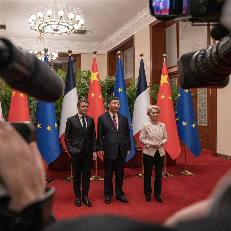 法國總統馬克宏（左）與歐盟執行委員會主席馮德萊恩（右）訪問中國，與中國國家主席習近平（中）會面。 圖：翻攝推特