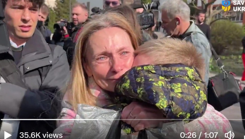 慈善組織成功營救被俄羅斯綁架的烏克蘭兒童，一位烏克蘭母親喜極而泣抱緊孩子。   圖：翻攝Save Ukraine推特