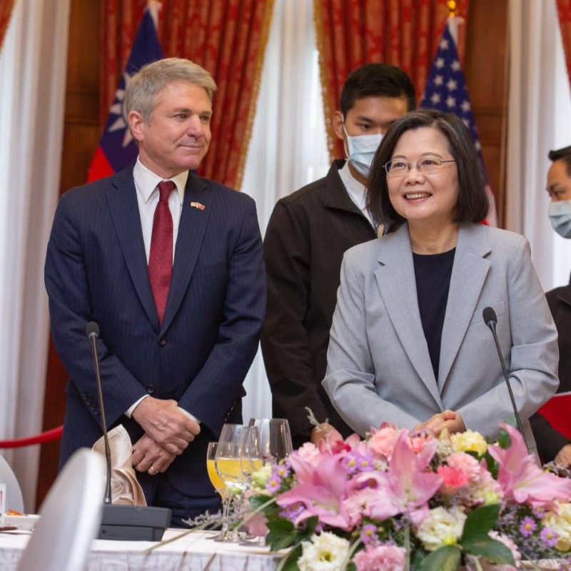 在共軍環台軍演期間，最近率團訪台的美國眾議院外交委員會主席麥考爾（前排左）強調若台灣受到入侵，自己支持美國出兵護台。   圖：翻攝自蔡英文推特