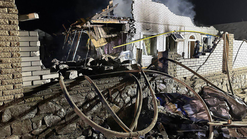 俄軍9日清晨用飛彈攻擊烏克蘭東南部札波羅熱市（Zaporizhzhia）一棟住宅。   圖：翻攝推特