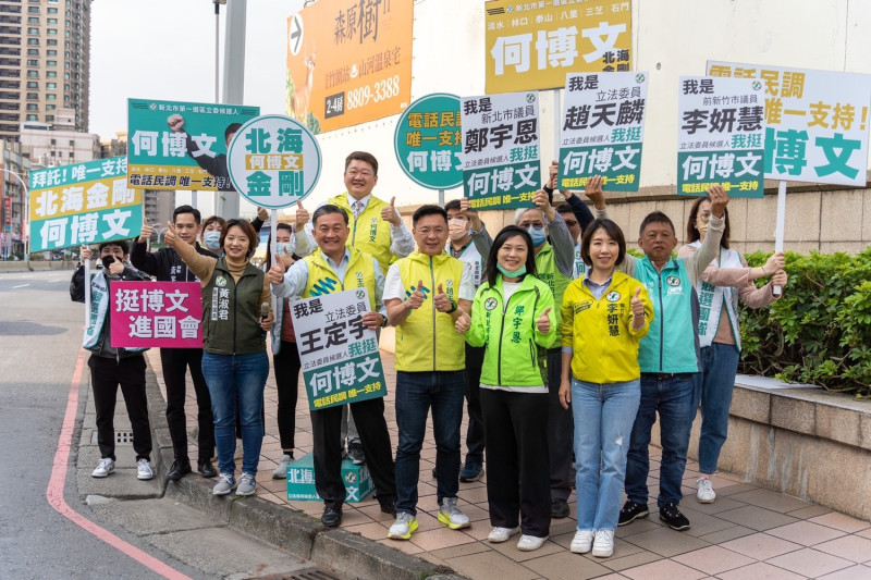 民進黨湧言會立委、議員偕淡水區議員鄭宇恩（前排右三）在竹圍捷運站外頭拜票，力挺何博文（後方最高者）。   圖：何博文服務團隊提供