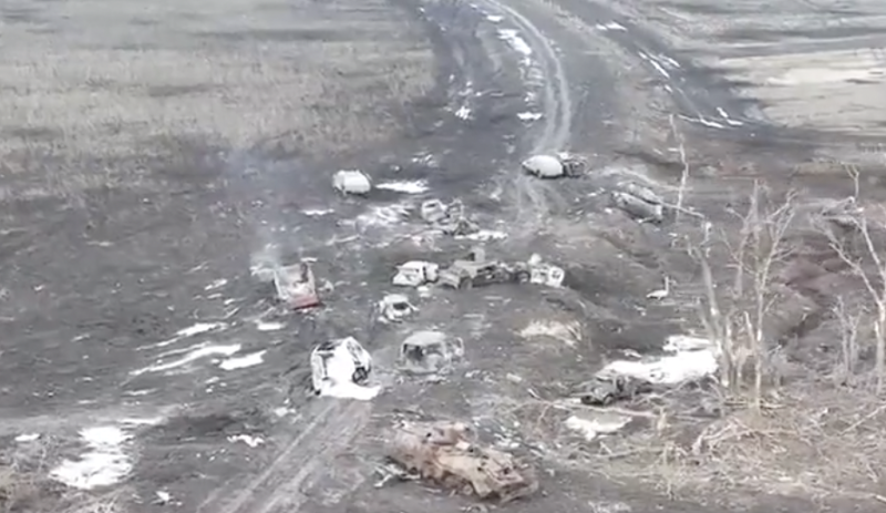 俄烏兩軍在巴赫穆特外圍的補給路線激戰後，遺下大量軍備殘骸。   圖：翻攝自推特用戶「MilitaryLand.net」