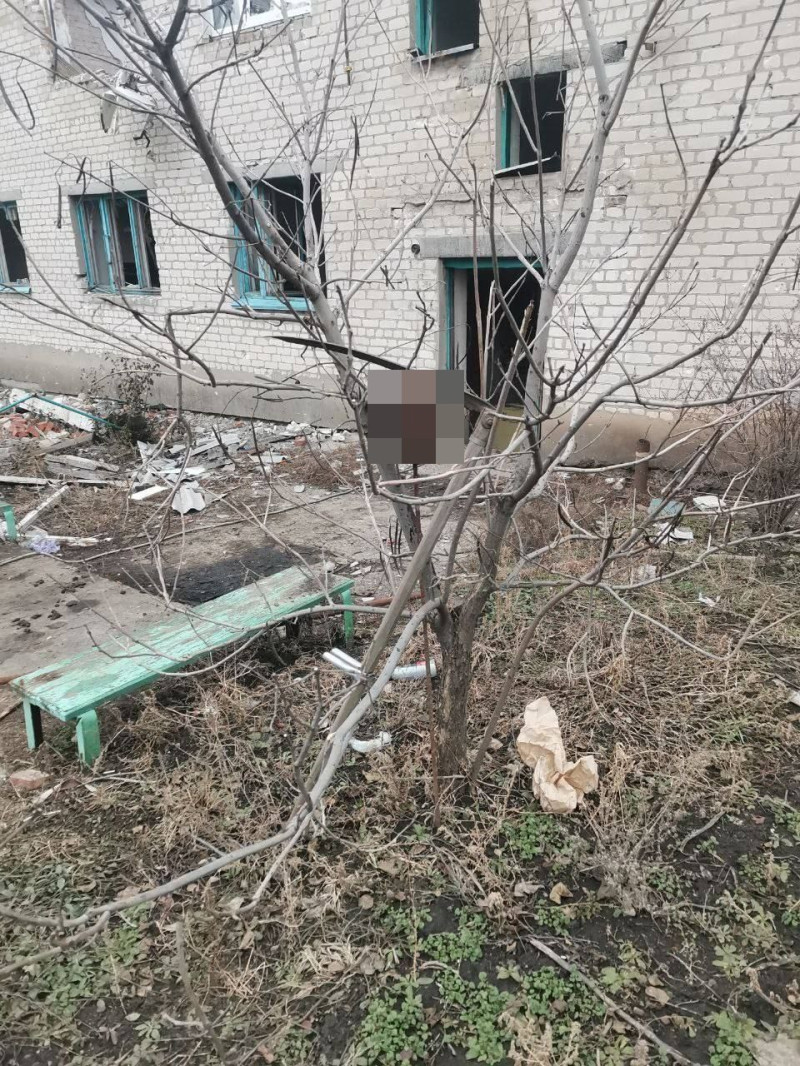網上有照片流傳顯示，瓦格納僱兵為了向烏克蘭守軍示威，將身首異處的烏軍頭顱，掛在巴赫穆特某處顯眼的樹枝上。(圖片經馬賽克處理)   圖：翻攝自推特用戶「Cᴀʟɪʙʀᴇ Oʙsᴄᴜʀᴀ」