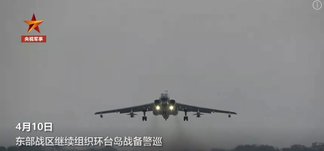 解放軍派出多批多架「掛載實彈」的轟-6K 戰機對「台島重要目標」模擬打擊。   圖 : 翻攝自央視軍事