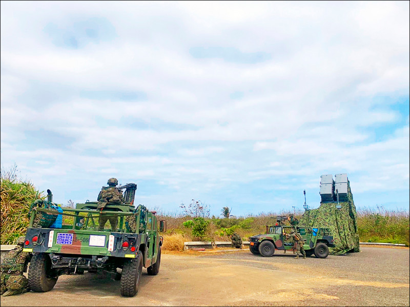 國防部在臉書反嗆共軍，敵人威脅要從台灣上空發動攻擊，但飛得過來嗎？圖為海軍機動反艦飛彈車組。   圖：國防部提供