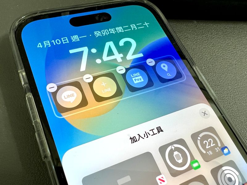 LINE更新後可以加入iPhone的解鎖桌面小工具，解鎖前點擊App，當手機解鎖時App也會秒開，相當方便。   圖／記者周淑萍攝