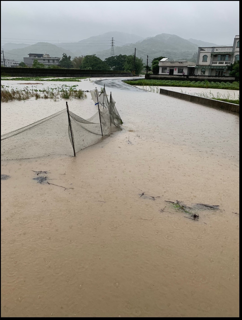 2019年金山清水溪遭受豪大雨影響，河水溢淹情形。   圖：新北市水利局提供