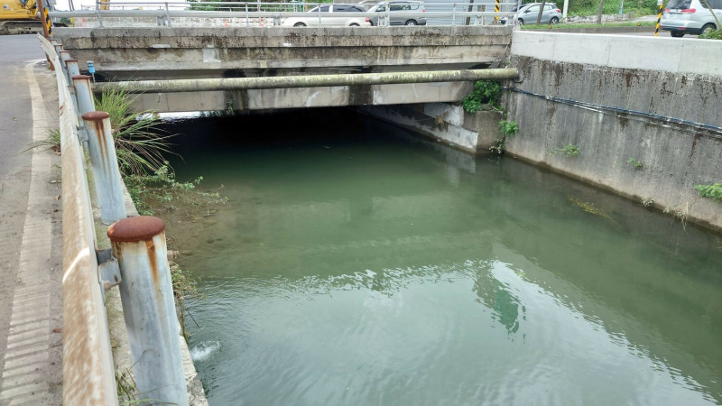 金山區台二線清水橋段橋下橋高不足，屬豪雨時易產生溢淹的瓶頸段。   圖：新北市水利局提供