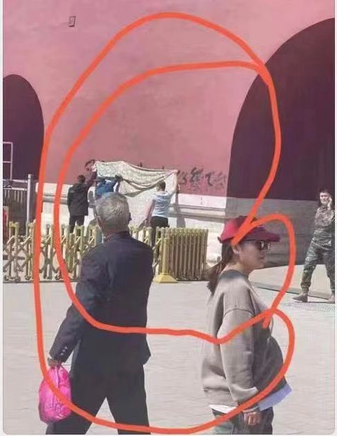 1張疑似民眾在中國北京天安門城牆噴上「……必須下台」的照片，在網路瘋傳。   圖：翻攝自阿波羅新聞