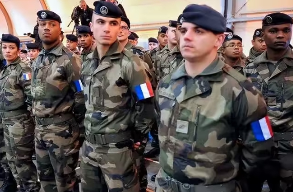 綜合法國媒體報導，法國正就在 6 月派兵進入烏克蘭的計畫進行討論。   圖 : 翻攝自成視資訊站