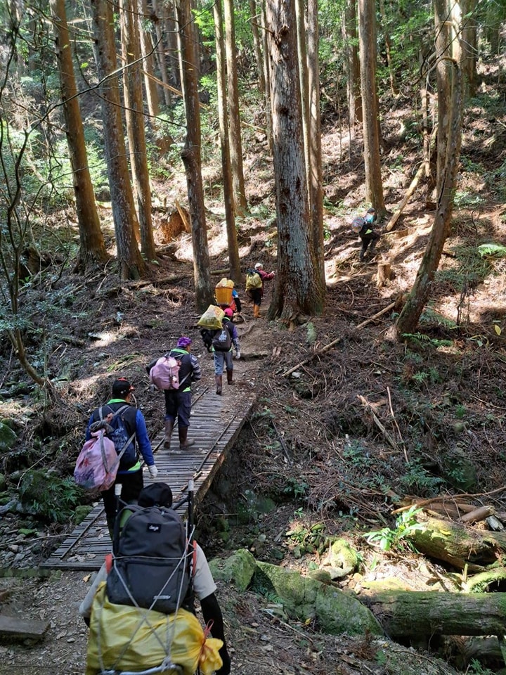 林務局也表示，當地居民花了連續三天清除，呼籲民眾需遵守無痕山林。   圖：翻攝自林務局-森活情報站臉書