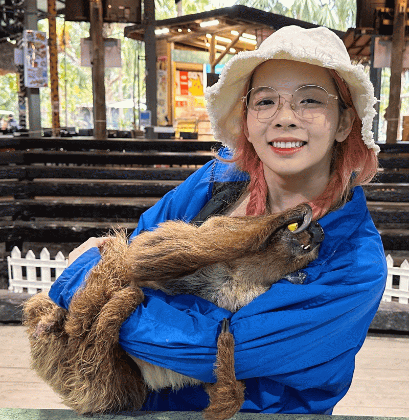 滴妹抱著樹懶對鏡頭甜笑，眼神與鼻頭部分都與樹懶相當神似。   圖：翻攝自IG＠crown_du