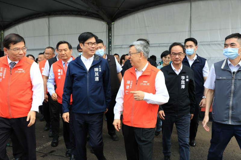 陳建仁(中)由陳其邁(前排左二)勘察國道7號預定路線。   圖：高雄市政府/提供