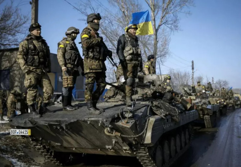 烏軍將展開春季大反攻，俄羅斯也在昨（5）日表示，自烏克蘭南部紮波羅熱地區的 18 個佔領定居點部分撤離，以應對烏克蘭接下來的火力攻勢。   圖：翻攝自騰訊網