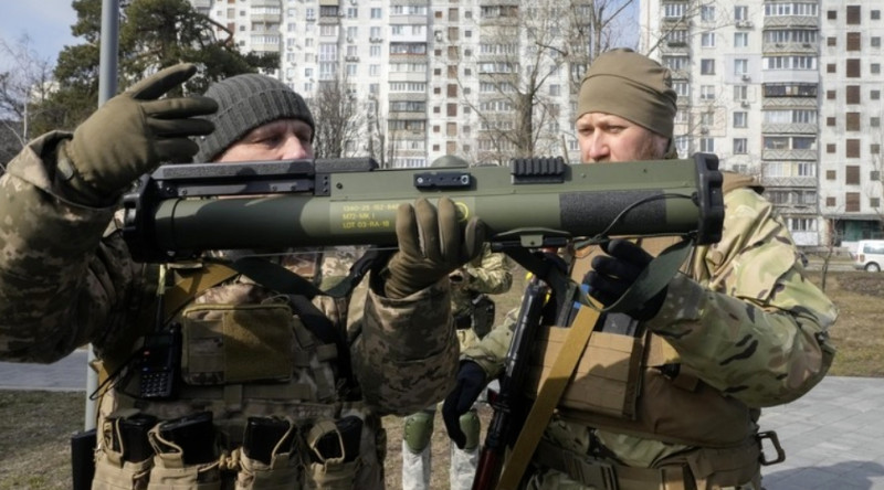基輔郊區，烏軍成員持有單兵反坦克武器。   圖：翻攝自騰訊網