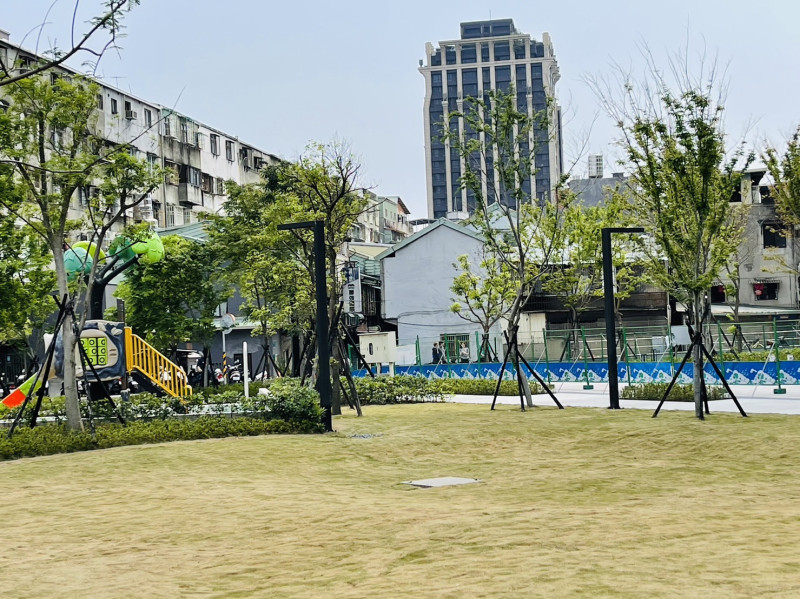  大仁公園中央大草皮內設有雨水積磚，擁有滯水防洪特性。        圖：三重區公所提供            