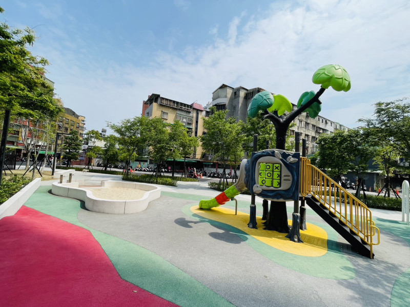 公園內設有遊具、沙坑之兒童遊戲設施。                                                              圖：三重區公所提供            