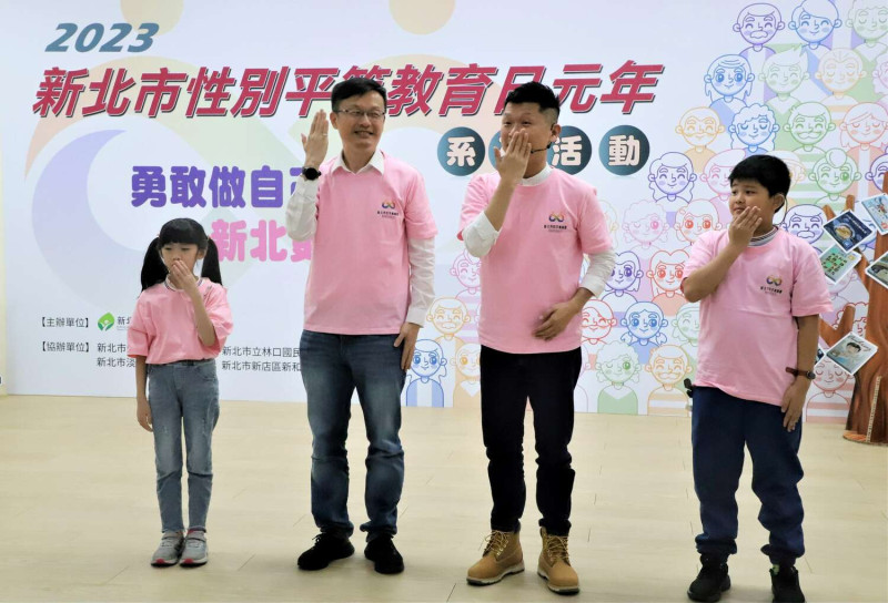 手語老師蕭匡宇（左3）指導手語，教育局長張明文（左2）和現場人員用心學習。   圖：新北市教育局提供
