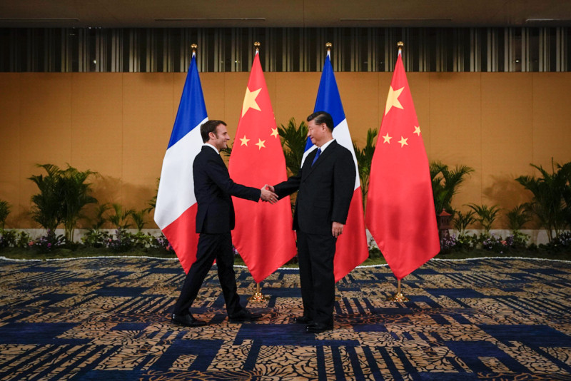 法國總統馬克宏（左）與中國領導人習近平不只一次會面，他選擇迎合中國，遭到國際嚴厲批評。   圖：翻攝自馬克宏臉書