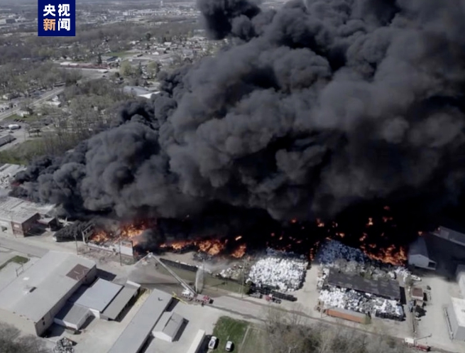美國印第安那州韋恩縣的一家回收廠當地時間 11 日發生大火，超過 2,000 名附近居民接到撤離令。   圖 : 翻攝自央視新聞