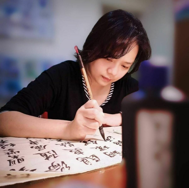 從事教育工作的蘇國華，從小就有藝術底子，涉獵琴棋書畫，近年自學書法藝術，開啟斜槓人生。   圖：蘇國華提供