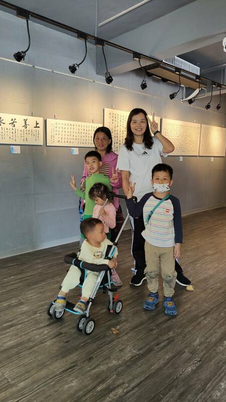 有位媽媽帶四個孩子前往看展，使蘇國華感觸深刻。   圖：蘇國華提供
