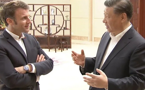 法國總統馬克宏（左）在訪問中國3天，由中國國家主席習近平親自接待後，發表了驚人的親中言論。   圖 : 翻攝自央視微博