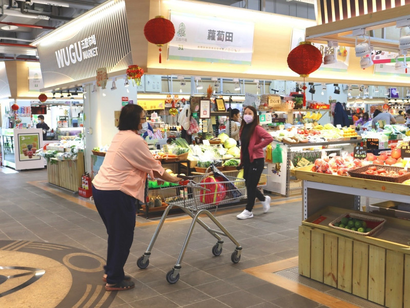 市場處長李長奎表示，五股市場除現代化攤位外，設計多處休憩空間、哺乳室，也增設空調、油煙及水電消防等管線，解決氣溫及氣味問題，藉由翻轉傳統市場的既定印象，傳承市場的美及人情味。   圖：新北市市場處提供